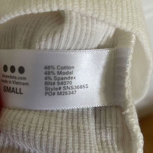 Three Dots V-neck T-shirt - Picture 4 of 5